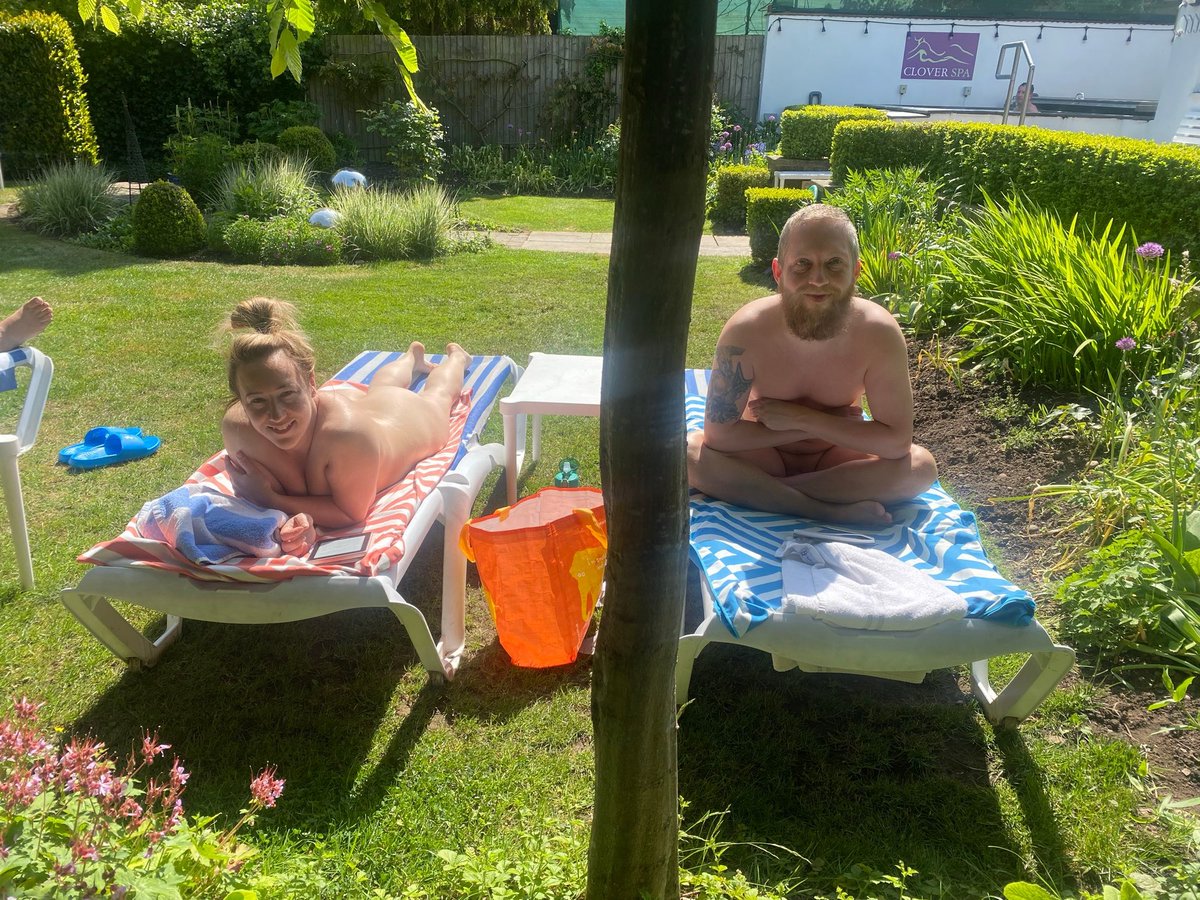 What a beautiful day in our garden today. 
The sun is shining ☀️☀️☀️☀️. 

#garden #nakedspa #relaxing #naturistes #Wellbeing #BeYourTrueSelf #chillout #meetingpeople #overnightstay #smile #sunshine