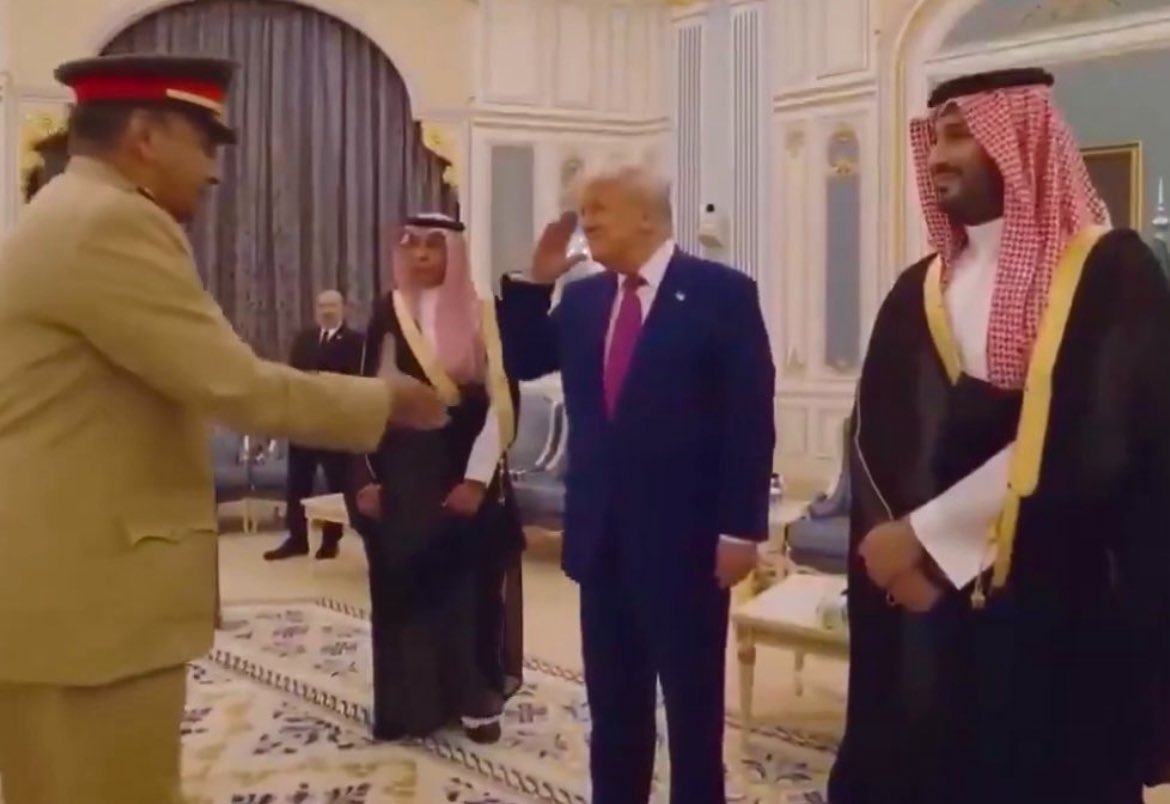 Travis Matthew (@matthewtravis08) on Twitter photo <a href="/RonFilipkowski/">Ron Filipkowski</a> No other American President has ever saluted a foreign general.
Until the draft dodger entered office. <a href="/RonFilipkowski/">Ron Filipkowski</a> No other American President has ever saluted a foreign general.
Until the draft dodger entered office.