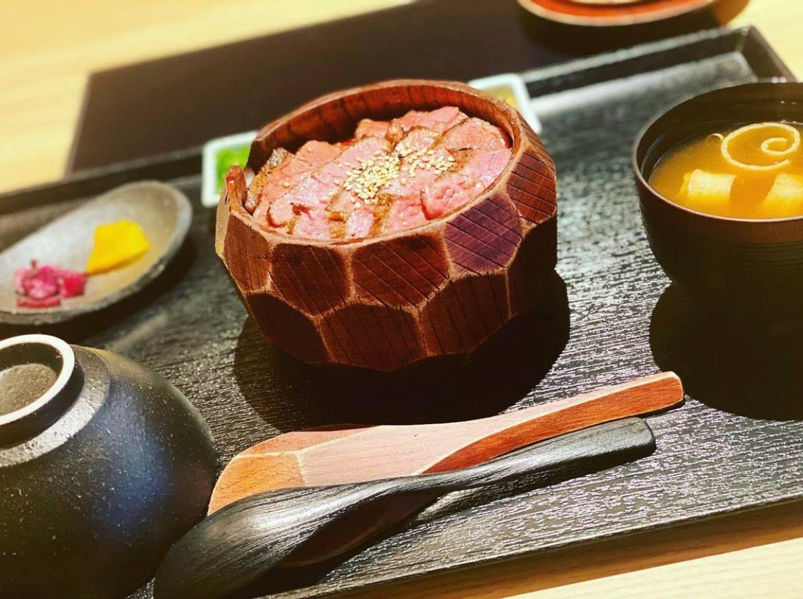 今日から名古屋へ。
飛騨牛のひつまぶし。
肉の中じゃダントツ飛騨牛。