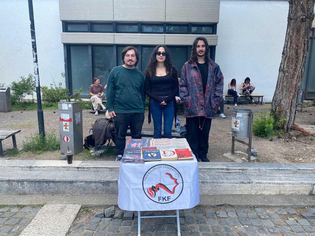 Kütüphane önünde masamızdayız. 

FKF ile ilgili bilgi almak için masamıza uğrayabilirsiniz.