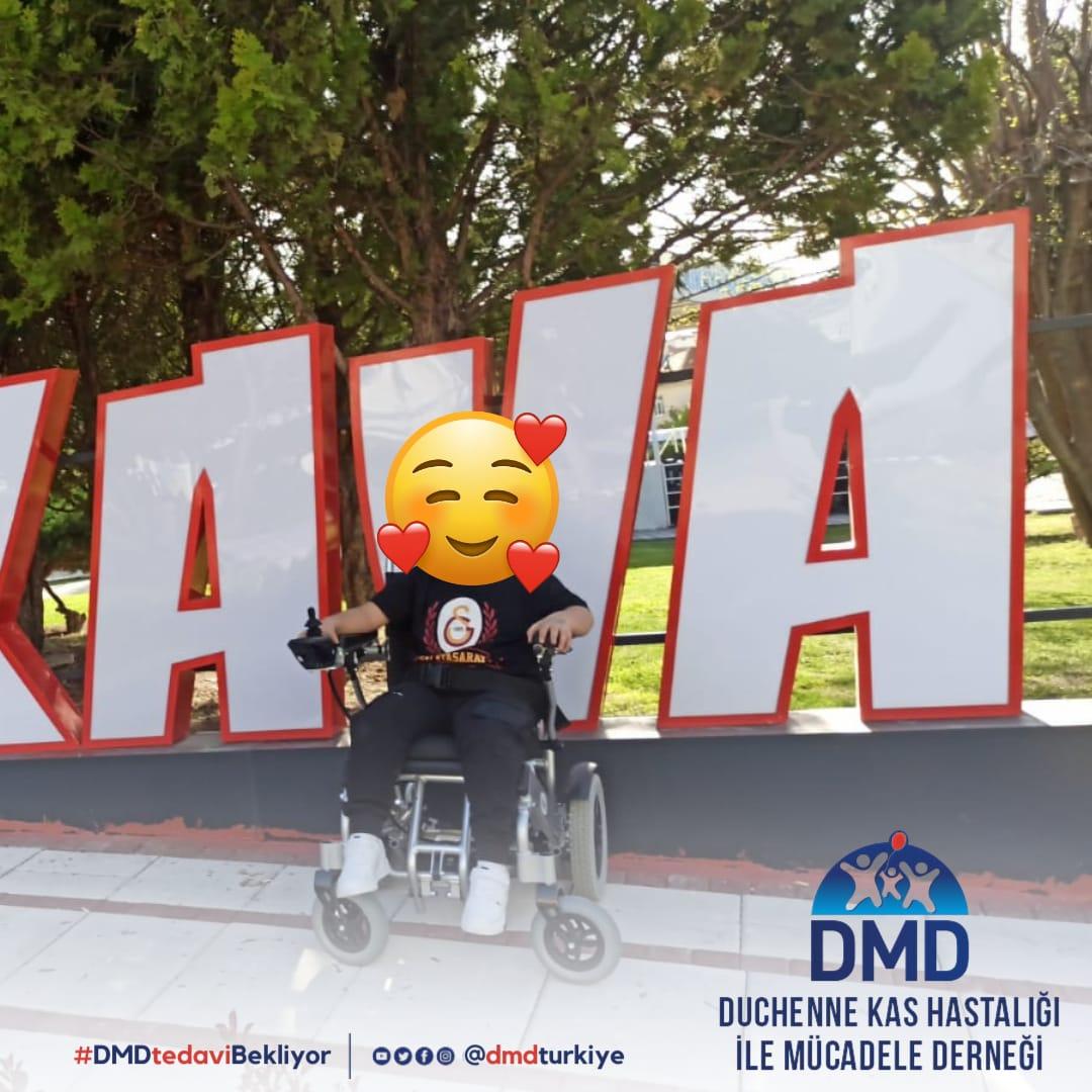 Bir #DMD savaşçımız daha özgürlüğüne kavuştu...

Bugün, küçücük bir kalbin dünyası değişti.
Bir çocuğumuz daha, kendi başına dışarı çıkmanın, güneşe dönüp gülümsemenin, rüzgârı yüzünde hissetmenin özgürlüğünü tattı.
Çünkü siz inandınız.
Çünkü siz destek verdiniz.

Bu sadece bir