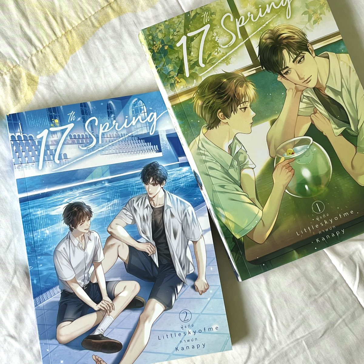 charnslibrary's tweet image. #17thspring🍀🦆

ขอสารภาพบาปว่าอ่านสองเล่มนี้ช่วงไฟนอลวีคที่ละครกำลังเข้าโรงอยู่ด้วยค่ะT T

น่ารักสดใส solวัยมัธยมที่น้องตัวเอกมีเชื้อhivมาตั้งแต่เกิด พูดถึงเรื่องความฝันของวัยรุ่นแล้วก็มิตรภาพ เบาๆสบายๆ

ส่วนตัวชอบน้ากานต์กะพี่นทีมาก ฮือ

#ห้องสมุดของฌาร์น