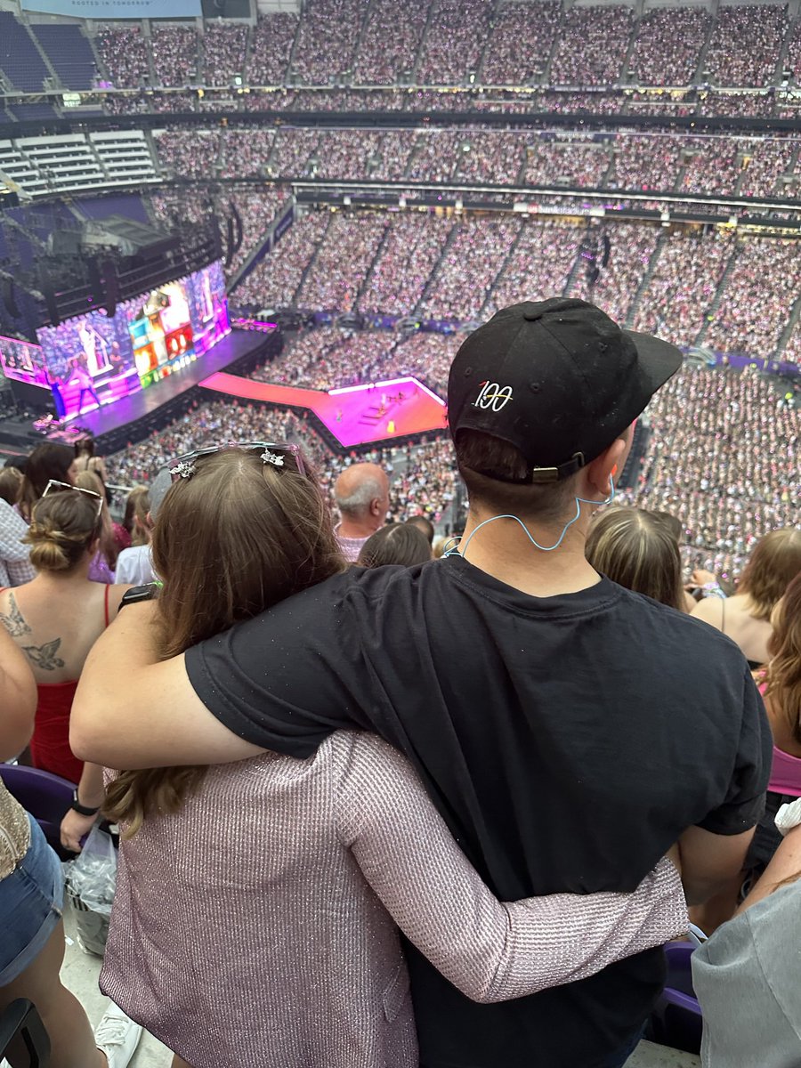 sjumpthenfall's tweet image. happy #SwiftDay 💖 I’m so excited to celebrate lover all day long!!! this album is so special to me and my husband because lover was our first dance song 🥹🫶🏼 seeing it live at the eras tour with him was a dream