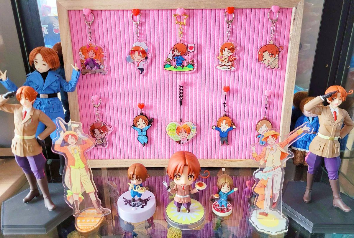 hetalianboot's tweet image. my italy shelves 🩷 #hetalia #aphitaly