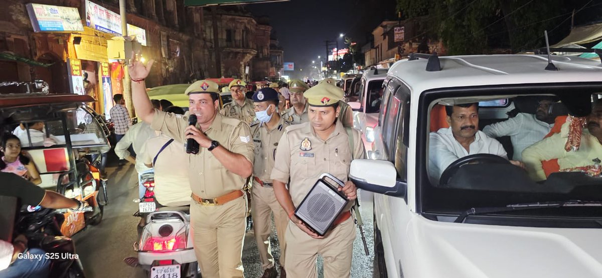 <a href="/AddlLaw/">Addl. C.P. Law & Order VNS</a> द्वारा बड़ा मंगलवार एवं वर्तमान परिदृश्य की संवदेनशीलता के दृष्टिगत लंका क्षेत्रान्तर्गत मालवीय चौराहा से रविदास गेट होते हुए संकटमोचन मंदिर एवं आस-पास केे संवेदनशील स्थानों का पुलिस बल के साथ पैदल गश्त करते हुये निरीक्षण किया गया।