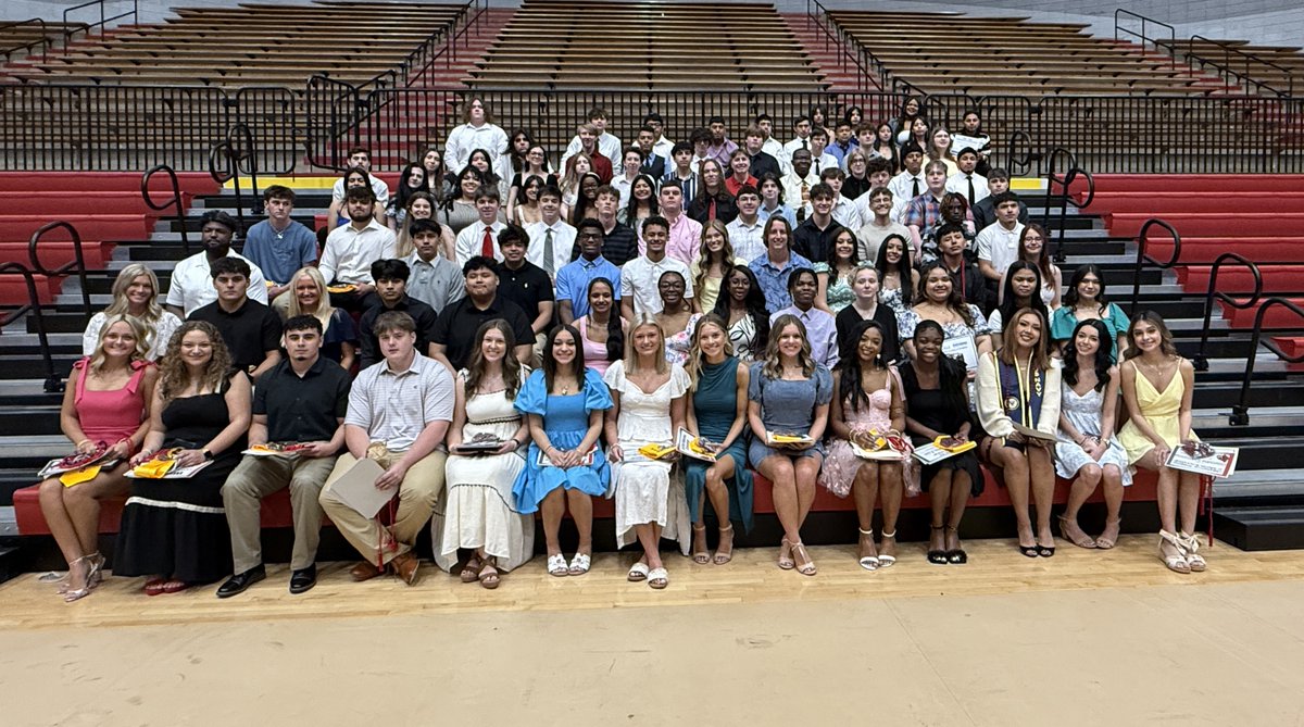 MHSCards1's tweet image. Last Friday we recognized the accomplishments of the Class of 2025. This graduating class leaves Mayfield High School with more than $3.7 million in scholarships and numerous awards.  Good luck to the MHS Class of 2025.  You are going to do great things!