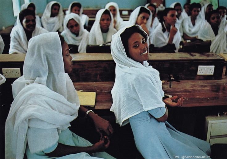Young Girls Attend Class - a Secondary School in Khartoum 1982, Sudan.

#SudaneseCulture #ثقافة_سودانية 

📷 Robert Caputo