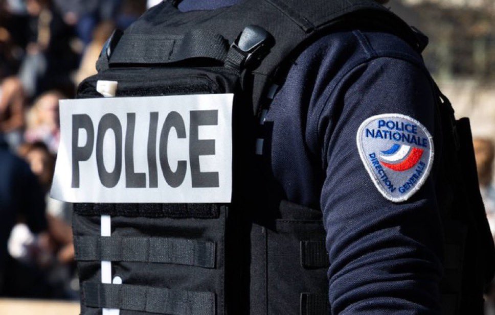 🚨🇫🇷 𝗔𝗟𝗘𝗥𝗧𝗘 𝗜𝗡𝗙𝗢 — Une ATTAQUE AU COUTEAU a eu lieu devant la gare Lyon Part-Dieu. Un homme est en URGENCE ABSOLUE après avoir été poignardé. L’auteur des faits est activement recherché. (Actu Lyon)