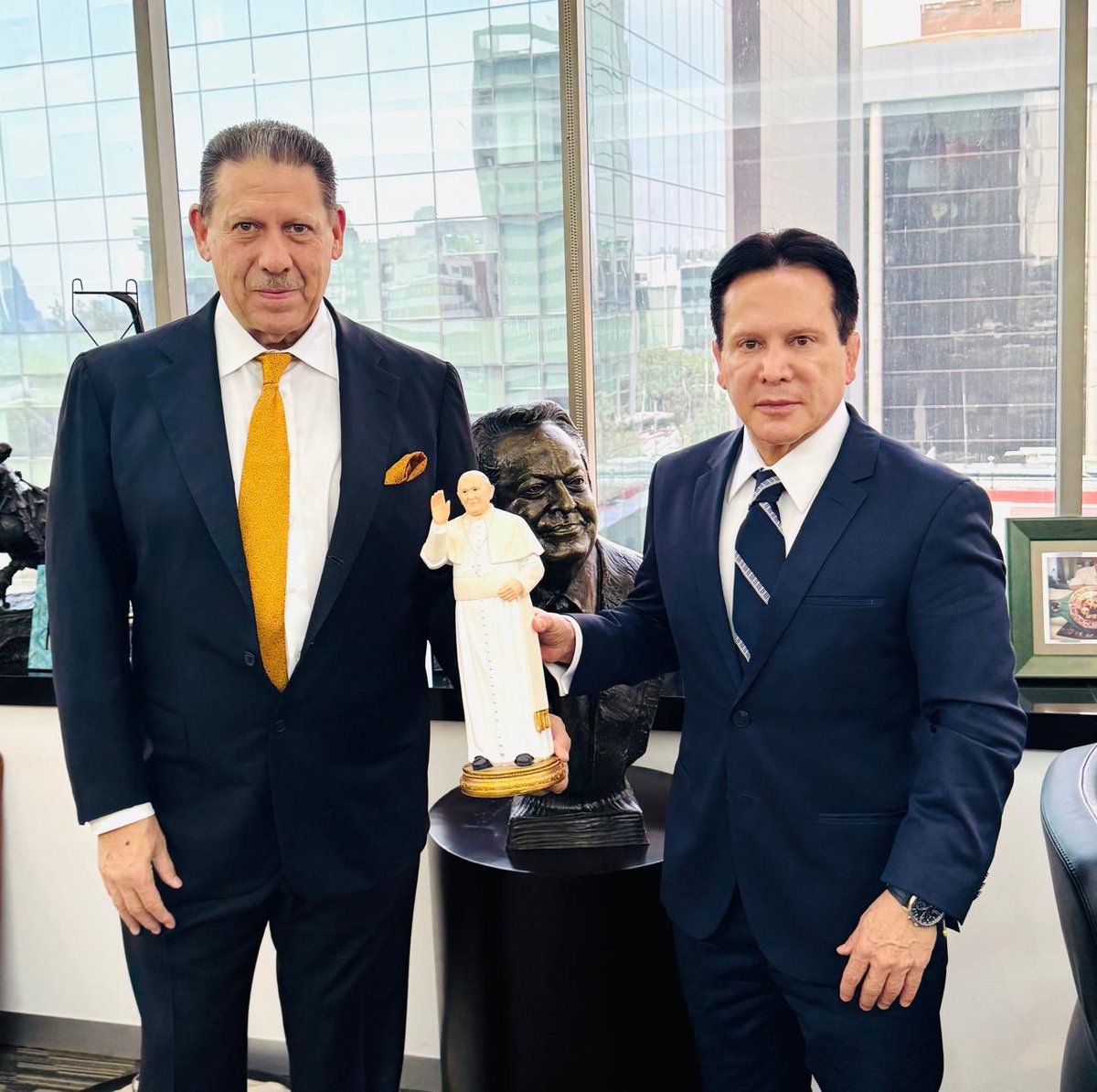 Daniel Aceves (@danielaceves84) on Twitter photo Un privilegio saludar a Don <a href="/HectorSulaimanS/">Hector Sulaiman</a> Saldívar, Presidente de la Fundación Valores del Deporte para el Desarrollo y la Paz Un privilegio saludar a Don <a href="/HectorSulaimanS/">Hector Sulaiman</a> Saldívar, Presidente de la Fundación Valores del Deporte para el Desarrollo y la Paz
