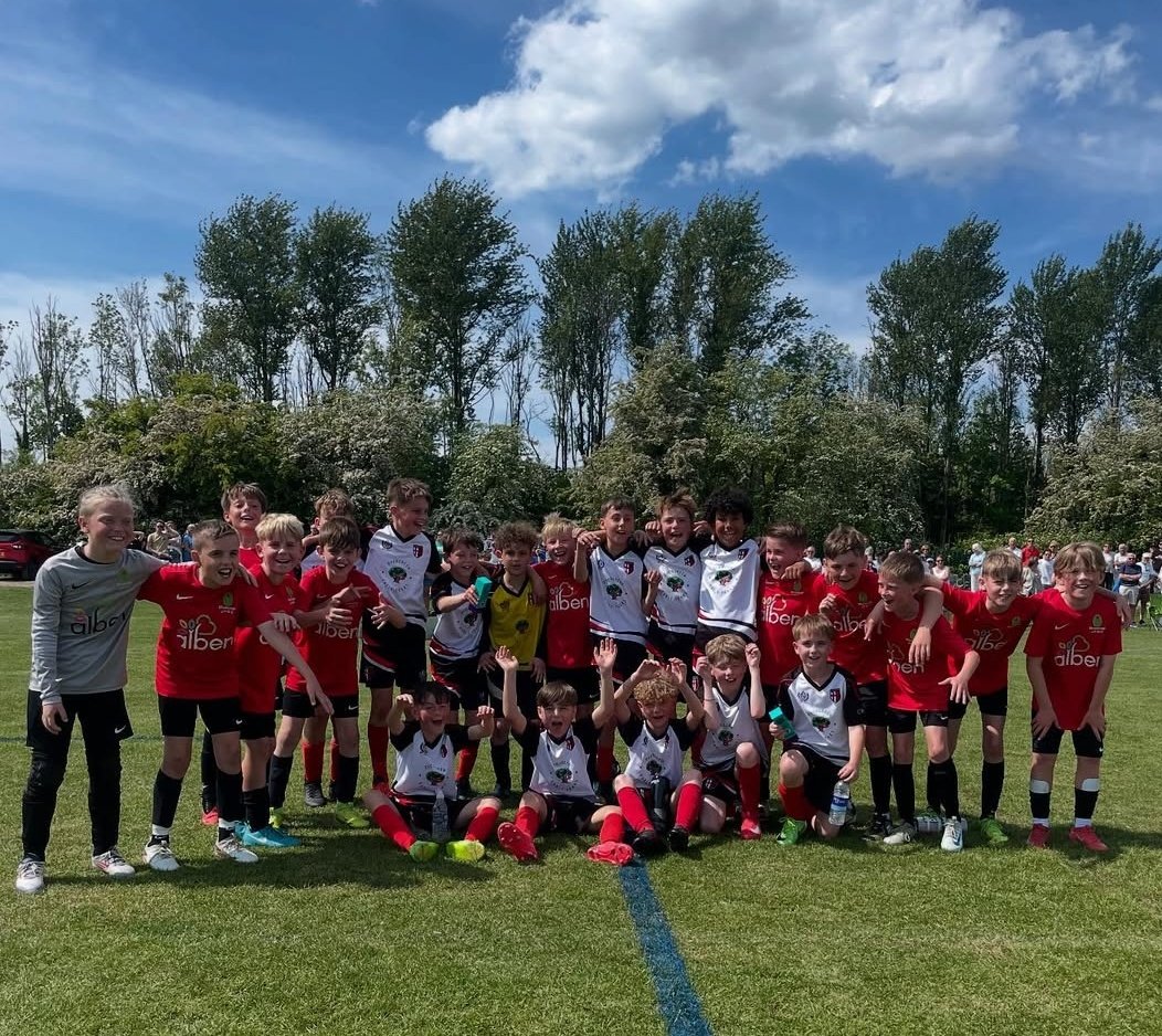 There's moments in football that stick with you &amp; sunday was one.

U10s Cup Final between 2 very good, even teams.

Game kicks off and credit to both sets of parents as you'd of thought it was silent weekend 🤫.

Encouragement &amp; applause for both sides throughout the game .