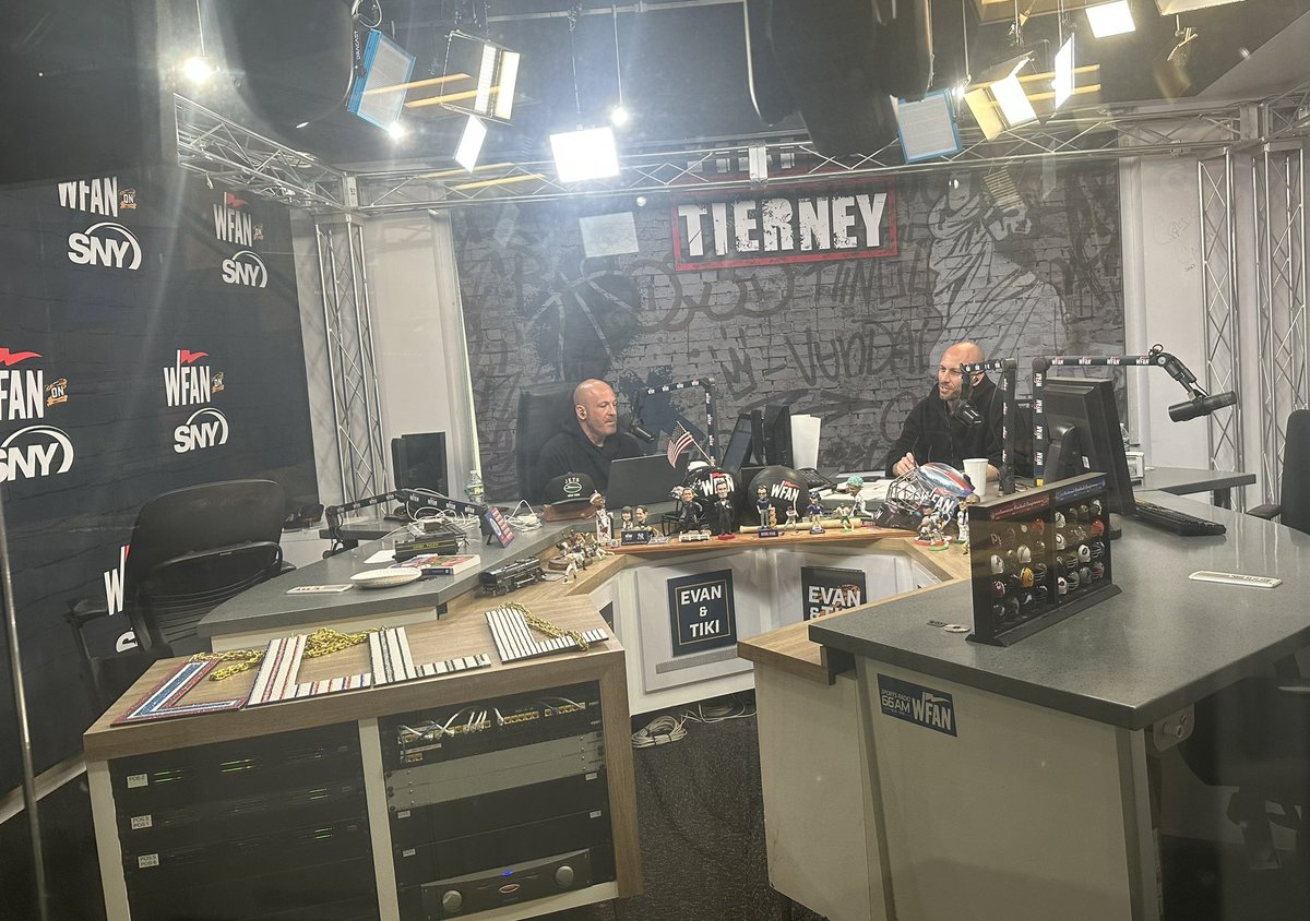 Dropped by <a href="/WFAN660/">WFAN Sports Radio</a> for a few. Good to see <a href="/BrandonTierney/">Brandon Tierney</a> &amp; <a href="/sal_licata/">Sal Licata</a>.