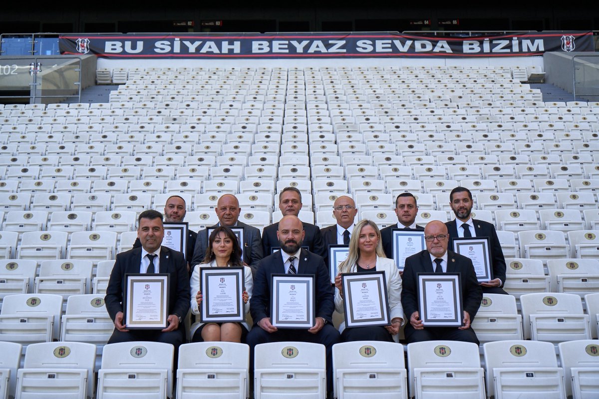 Beşiktaş Tüpraş Stadyumu'nda düzenlenen törenle mazbatalarımızı alarak 3 yıllık Üyelik ve Sicil Kurulu görevimize başladık.

Bir arma, bir yemin, bir miras #Beşiktaş

#MirasBeşiktaş