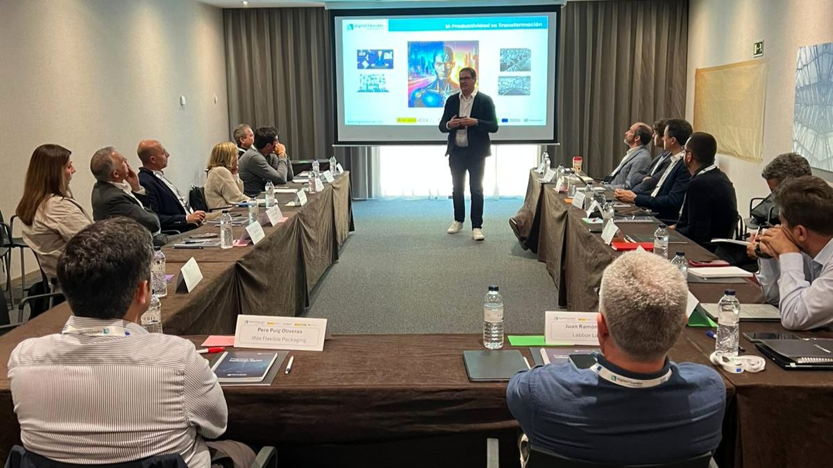 eoi's tweet photo. 🚀 ¡Arranca una nueva edición de #DigitalXBorder, en esta ocasión en Girona! 💡📚
🟢Junto a @adigital_org e @ICEX_ guiaremos durante 7 jornadas a CEOs que están liderando la #TransformaciónDigital de sus empresas.
🔗https://t.co/x3cq4mhgbo
#SomosEOI https://t.co/I1sflNgssx