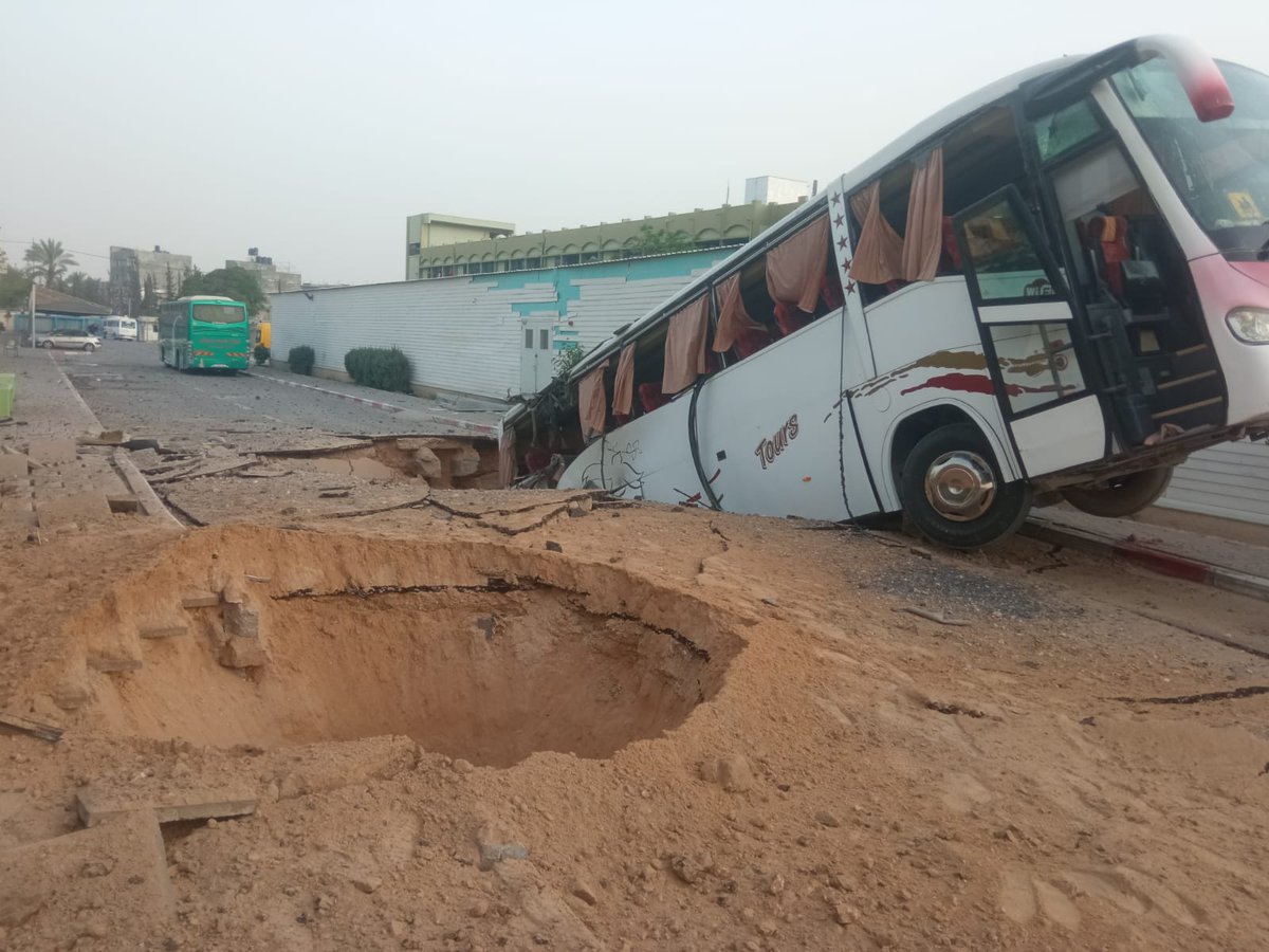 SolimanHijjy's tweet photo. الاضرار الاولوية التي لاحقت مستشفى غزة الاوروبي ومحيطها وجاري البحث عن الشهداء والمفقودين.
Initial damage reported at the European Gaza Hospital and its surroundings. Search efforts are ongoing for the dead and missing.
#Gaza #EuropeanHospital #GazaUnderAttack https://t.co/bLMIZuaom6