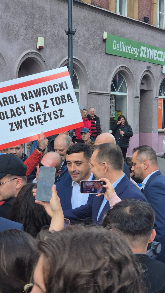 Szymon Kastelik (@skastelik) on Twitter photo George Simion, kandydat na prezydenta Rumunii przyjechał do Zabrza na wiec Karola Nawrockiego.
<a href="/RadioZET_NEWS/">Radio ZET NEWS</a> George Simion, kandydat na prezydenta Rumunii przyjechał do Zabrza na wiec Karola Nawrockiego.
<a href="/RadioZET_NEWS/">Radio ZET NEWS</a>