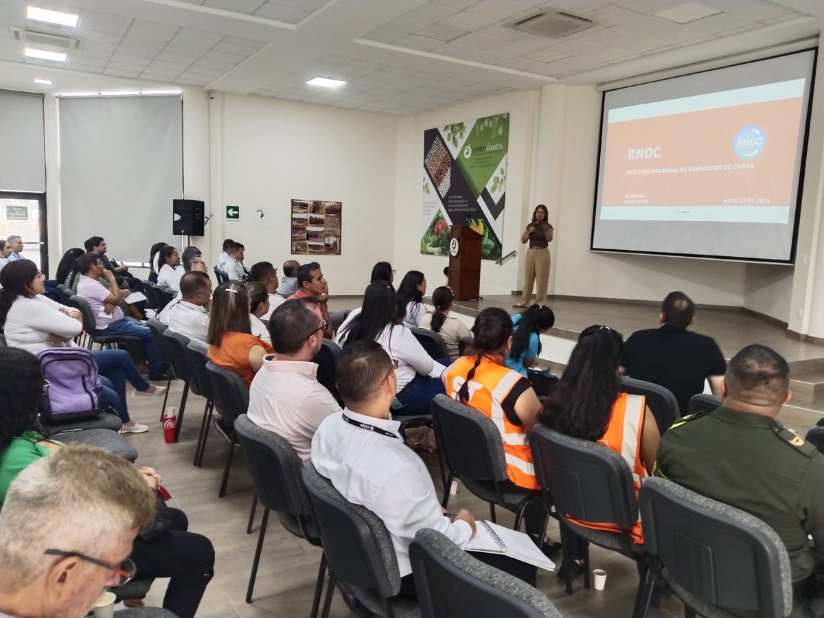 A ésta hora se realiza la reunión que convocó <a href="/NacionalAnt/">ANT OFICIAL</a> con los Representantes del <a href="/MinTransporteCo/">MinTransporte</a> , con el objetivo de aclarar inquietudes acerca del SICE TAC Y RNDC <a href="/marcosdaing/">Marcos  Tovar</a> <a href="/ANTasociacion/">Hector Reyes</a> <a href="/OCASBU/">Orlando Castellanos Bueno</a> <a href="/BascColombia/">BASC Colombia</a> <a href="/ANTasociacion/">Hector Reyes</a> <a href="/vanguardiacom/">Vanguardia</a> <a href="/diarioelfrente/">EL FRENTE</a> <a href="/CanalTRO/">Canal TRO</a>