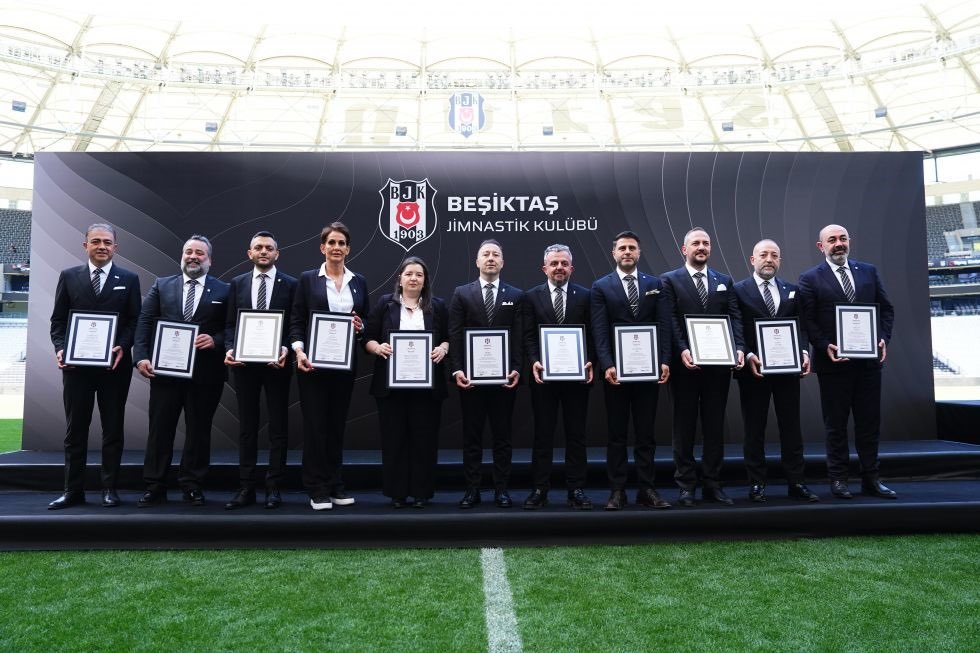 SaygıBeşiktaş (@besiktassaygi) on Twitter photo Beşiktaş JK Disiplin Kurulu Başkanı Av. Devrim Alparslan ve kurul üyeleri , Tüpraş Stadyumu’nda düzenlenen törenle mazbatalarını alarak göreve başladı.<a href="/devrimalparslan/">Devrim Alparslan</a> Beşiktaş JK Disiplin Kurulu Başkanı Av. Devrim Alparslan ve kurul üyeleri , Tüpraş Stadyumu’nda düzenlenen törenle mazbatalarını alarak göreve başladı.<a href="/devrimalparslan/">Devrim Alparslan</a>