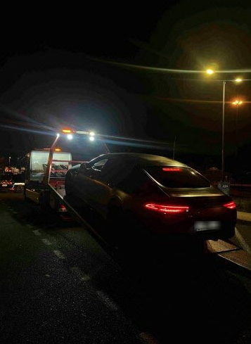 Gendarmerie's tweet photo. #FastAndFourrière 🏁 Excuse n°42 : « Je n'ai pas aimé mon week-end à St Étienne ».
Sur l'#A43, il roule à 257 km/h au lieu des 130 autorisés. Inadmissible 🛑.
Permis retiré et voiture en fourrière. https://t.co/rYEGNvfpfF
