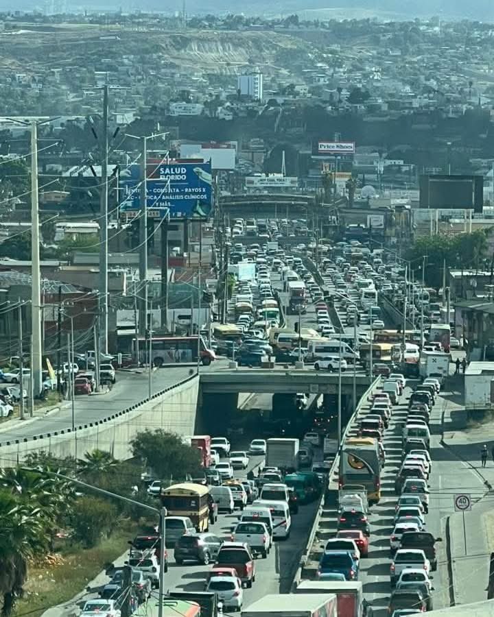 TijuanaLocal's tweet photo. El tráfico de Tijuana. https://t.co/EoiszapEOA