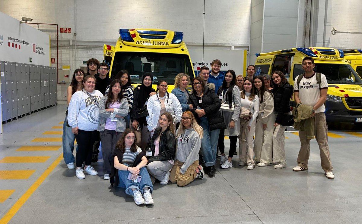 1r i 2n DAS han visitat avui la Central del SEM a L'H. Han conegut el funcionament del sistema d’emergències 112-061, així com la tasca del SEM en la  coordinació sanitària urgent. També han visitat el centre de coordinació i una ambulància de suport vital avançat (SVA).