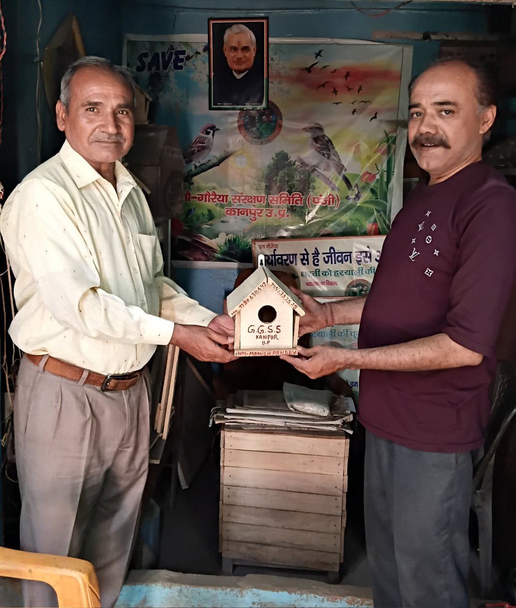 manishpandey789's tweet image. #गौरैयासेवक .ताकि गौरैया संरक्षण को बढ़ावा मिले इस भावना के तहत पूर्व पार्षद वरिष्ठ भाजपा नेता काशी प्रसाद मिश्र जी ने शिवकाटरा मोड़ स्थित गौ-गौरैया संरक्षण समिति के कार्यालय में गौरैया बचाने का संकल्प लिया श्री मिश्र संस्था के अध्यक्ष मनीष पाण्डेय ने गौरैया घोसला भेंट किया गया।