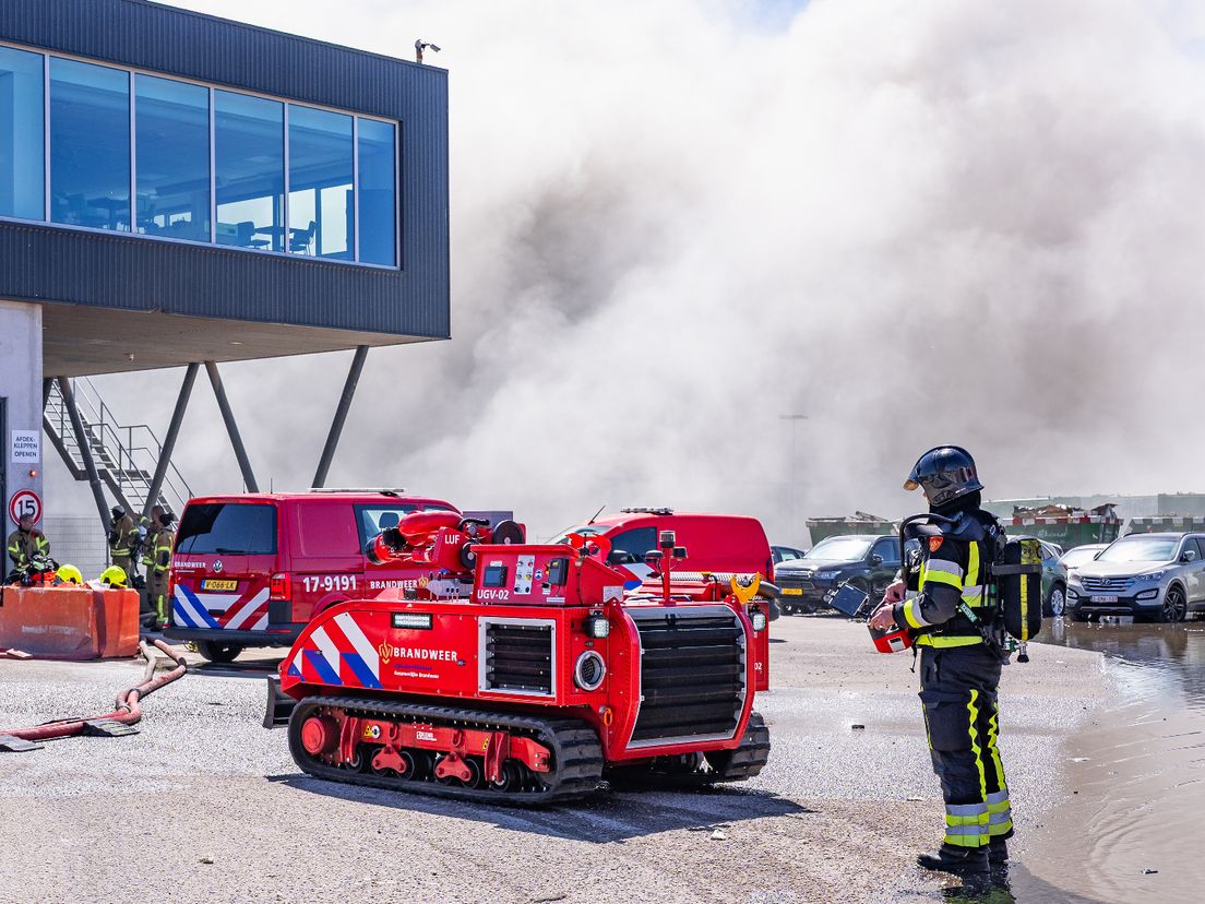 Blusrobots ingezet | Om de brand aan de Maassluissedijk in Vlaardingen veilig te kunnen bestrijden, zijn ook twee blusrobots ingezet. Beeld: MediaTV // Marco van der Caaij