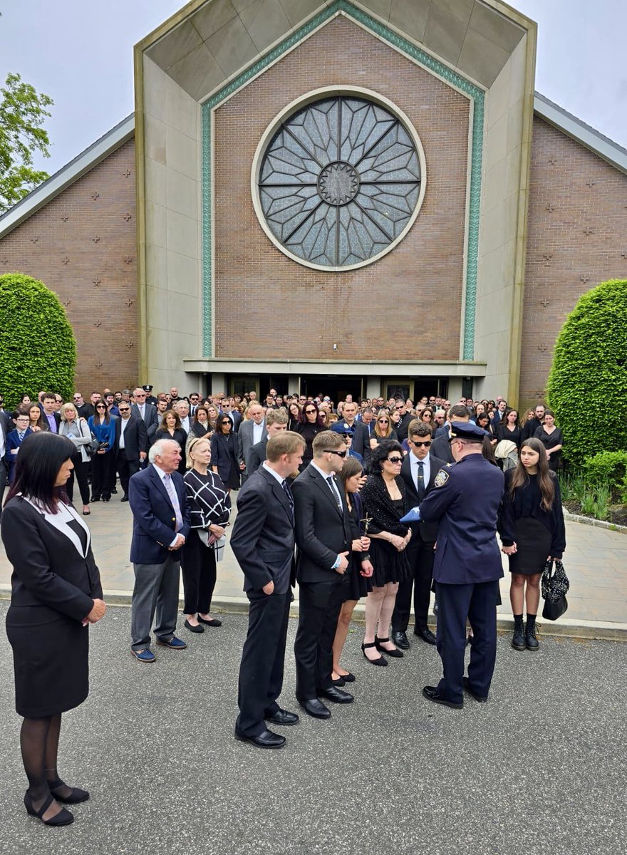 Sergeant Joseph DiGennaro retired in 2017 from the Criminal Intel Unit. 

Sergeant DiGennaro’s family was presented with our department flag in his honor. 

May he rest in eternal peace.
#NeverForget 
<a href="/NYPDnews/">NYPD NEWS</a>