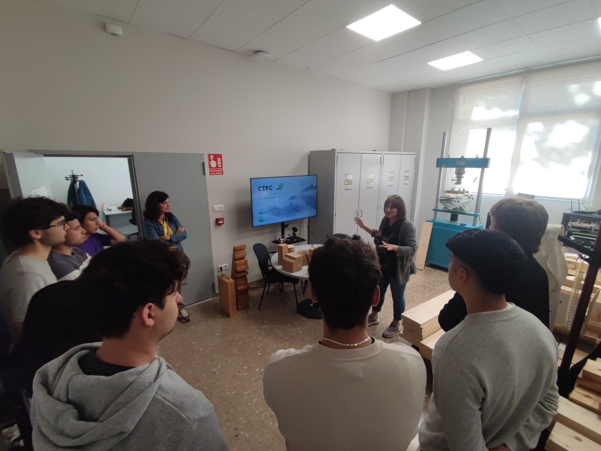 L'alumnat del Grau en #Arquitectura Tècnica i Edificació de la <a href="/UdL_info/">Universitat de Lleida (UdL)</a> ens visita per conèixer la nostra tasca de recerca en l’àmbit de la fusta estructural i els serveis que s’ofereixen des del laboratori.
#Arquitectura sostenible,  <a href="/EPS_UdL/">Politècnica UdL</a>