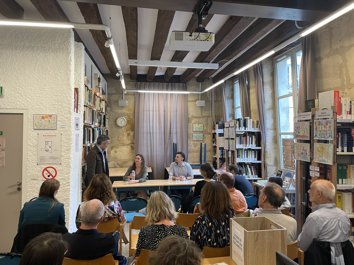 Al Centre d’Estudis Catalans de la <a href="/Sorbonne_Univ_/">Sorbonne Université</a>, <a href="/ClaudiaSerraG/">Clàudia Serra</a> presenta «Un estiu» (<a href="/SembraLlibres/">Sembra Llibres</a>). En la taula, modera l’acte el lector Àlex Lizarzabaru, amb unes paraules prèvies de Michel Martinez, director del centre.