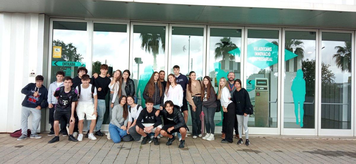 Divendres 4ESO va visitar les instal·lacions del Hub Viladecans Innovació Empresarial  al Cúbic. 
Van conèixer els serveis que s'hi ofereixen: assessorar, orientar, formar i donar suport a qui vol iniciar un projecte empresarial i establir relacions amb el teixit  empresarial.