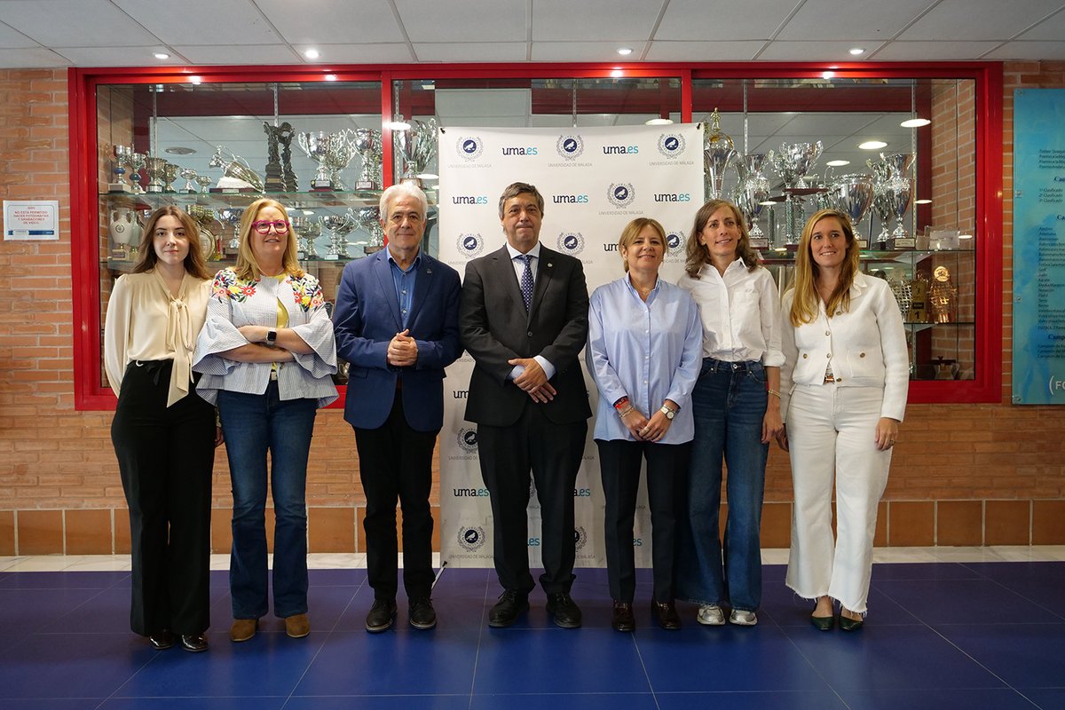 🔵 Esta mañana hemos presentado en el Complejo Deportivo de la Universidad de Málaga la 6ª edición de Mueve Montañas, nuestro programa para pacientes de cáncer de mama centrado en ejercicio físico, hábitos saludables y apoyo emocional