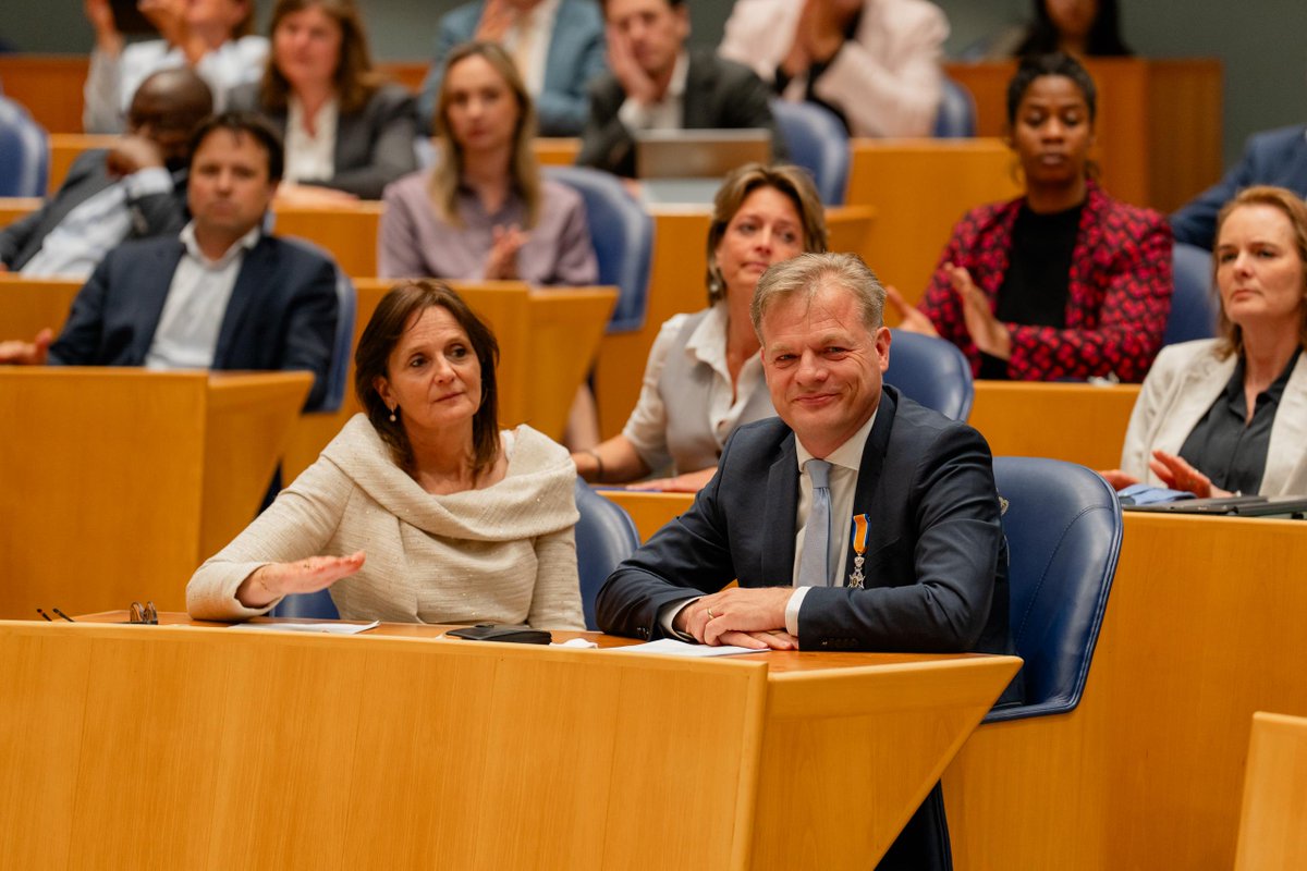 Een welverdiende staande ovatie voor <a href="/PieterOmtzigt/">Pieter Omtzigt</a>  tijdens zijn afscheid in de Tweede Kamer. Eerder op de dag werd hij benoemd tot Ridder in de Orde van Oranje-Nassau.

Tijdens het afscheid werd een persoonlijke afscheidsbrief van hem aan de Kamer voorgedragen, die je hier kunt