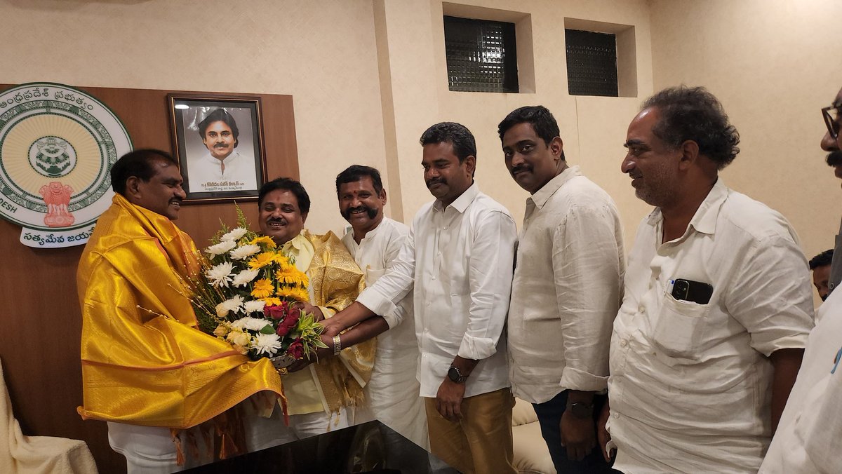 ValavalaBabji's tweet photo. అమరావతి సచివాలయంలో రాష్ట్ర నీటిపారుదల శాఖ మంత్రివర్యులు డా. నిమ్మల రామానాయుడు గారిని మర్యాదపూర్వకంగా కలవడం జరిగింది.
@RamanaiduTDP
#NimmalaRamaNaidu
#IrrigationMinister
#ValavalaBabji
#TelugudesamParty
#Tadepalligudem
#AndhraPradesh https://t.co/6SIj5THY6V