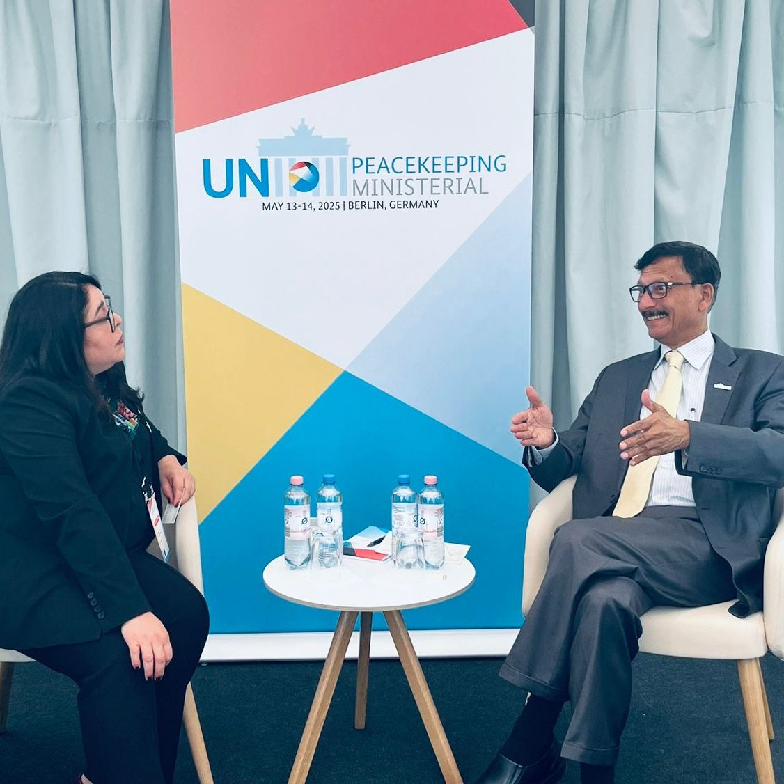 La #ViceCancillerGT <a href="/Monicabolanos8/">Mónica Bolaños Pérez</a> sostuvo una reunión bilateral con el Asesor de Asuntos Exteriores del Gobierno Provisional de Bangladesh, Touhid Hossain, en el marco de la Conferencia Ministerial de <a href="/UNPeacekeeping/">UN Peacekeeping</a> 2025 en Berlín.
#PKMinisterial #PKM2025