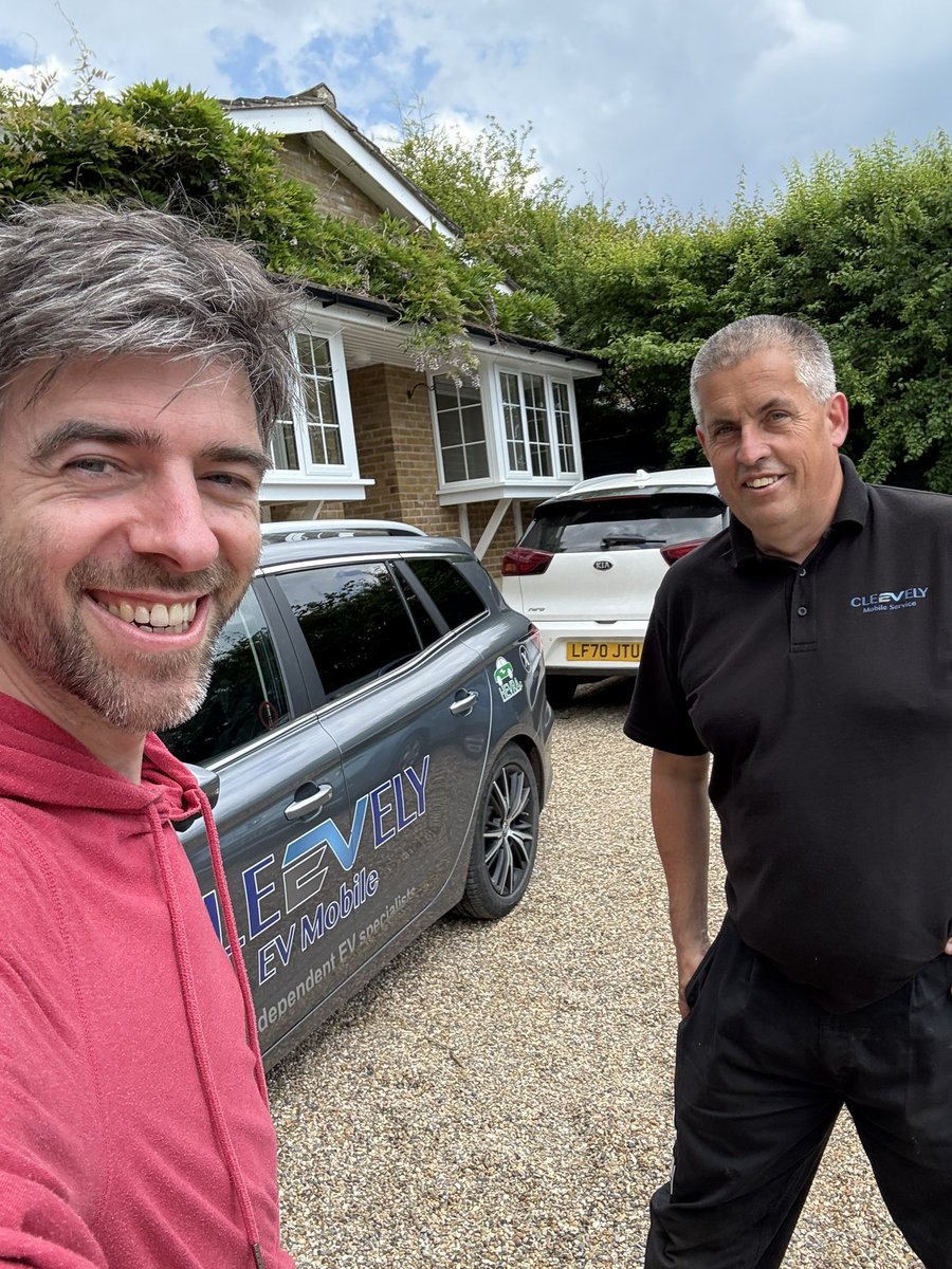 tillathenun's tweet image. Mobile servicing is a wonderful thing! Thanks to Darren from @Cleevely_Mobile for the minor service on our 61k mile 2020 Kia e-Niro.
It’s as solid as ever and still the same range as when it was new.
The one issue? A split rear wiper blade. I’ll live! 😀