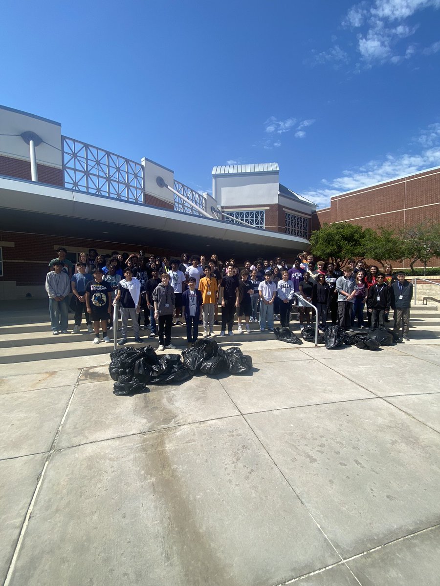 HebronAvid's tweet photo. Today AVID 1 and 2 got together to give our campuses a little clean up before the end of the year! https://t.co/vj4JZ3DRHA