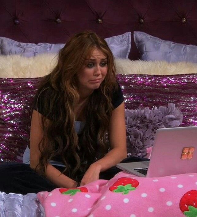 más de una hora, estoy así mirando la computadora, muñeco gordo bondiola