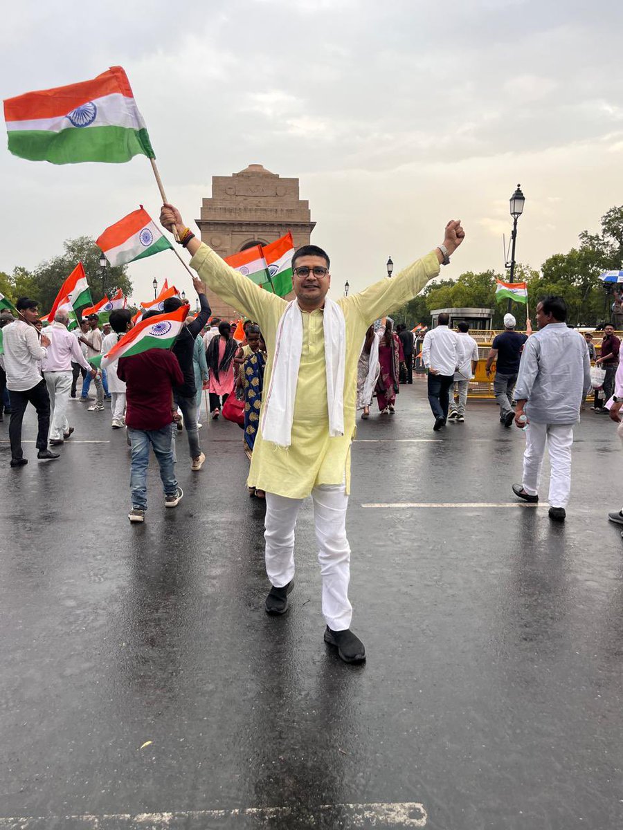 prashant4rss's tweet image. सेना के सम्मान में दिल्ली है मैदान में!

आज सामाजिक संस्था सिटिजन फ़ॉर नैशनल सिक्योरिटी द्वारा आयोजित तिरंगा यात्रा में सम्मिलित होने का सौभाग्य प्राप्त हुआ।
#TirangaYatra 
#SindoorYatra