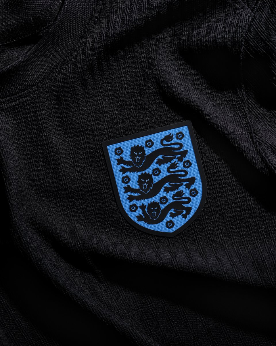 EleteTSC's tweet photo. 🏴 Inglaterra: titular con degradé azul y rojo en la zona superior. Suplente negra con logos azules y bloques en degradé sobre los costados. Sello de rosa dentro del cuello. https://t.co/iycR0uREt9