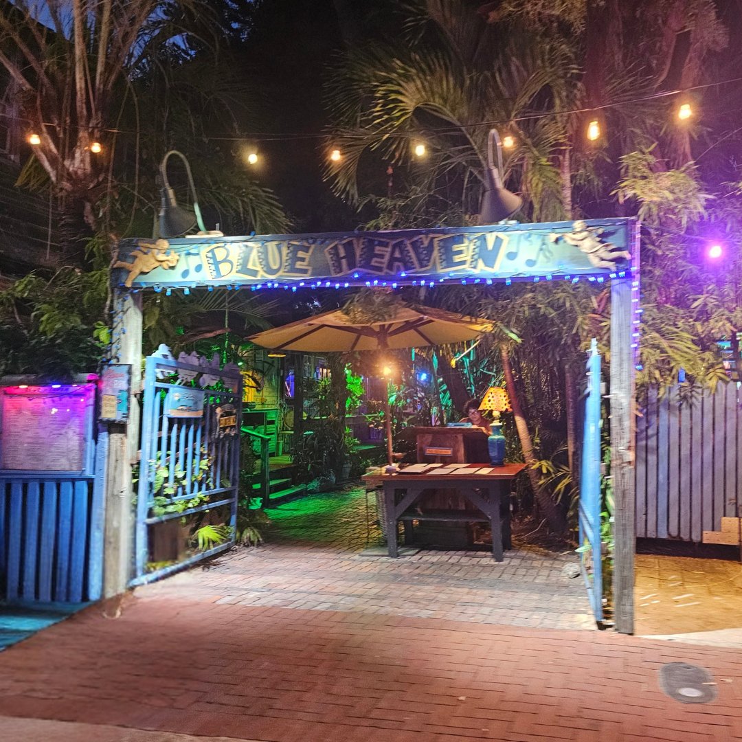 FlaKeysResorts's tweet image. ✨ Blue Heaven after dark hits different...

Those string lights and neon blues...
Making magic in Bahama Village.
Tell me you&apos;re doing Key West right...
Without telling me you&apos;re doing Key West right.

IYKYK: Their banana heaven dessert is basically a religious experience. 🍌…
