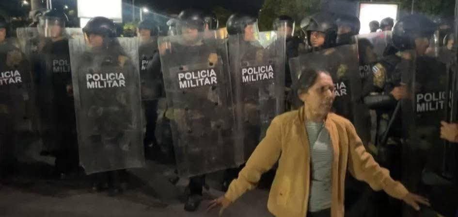 Estás imagen dice más que mil palabras.

No es Nicaragua, tampoco es Venezuela, es EL SALVADOR.

El pueblo siendo reprimido, aquel nos mintió y salió igual a los mismos de siempre.