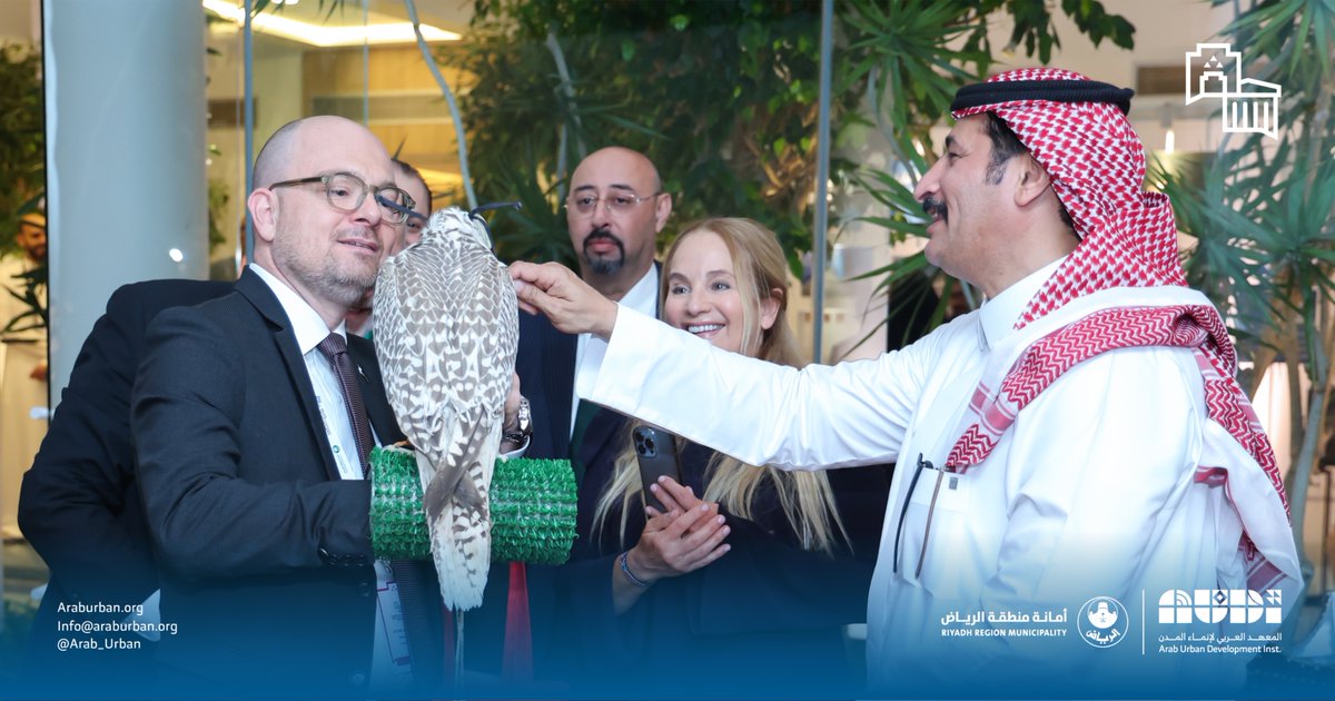 صاحب السمو الملكي الأمير محمد بن عبدالرحمن بن عبدالعزيز، نائب أمير منطقة الرياض، يشرف حفل العشاء الذي أقامه المعهد العربي لإنماء المدن لرؤساء وفود منتدى #حوار_المدن العربية الأوروبية.
وكان في استقبال سموه صاحب السمو الأمير د. فيصل بن عيّاف، أمين منطقة الرياض ورئيس المعهد العربي