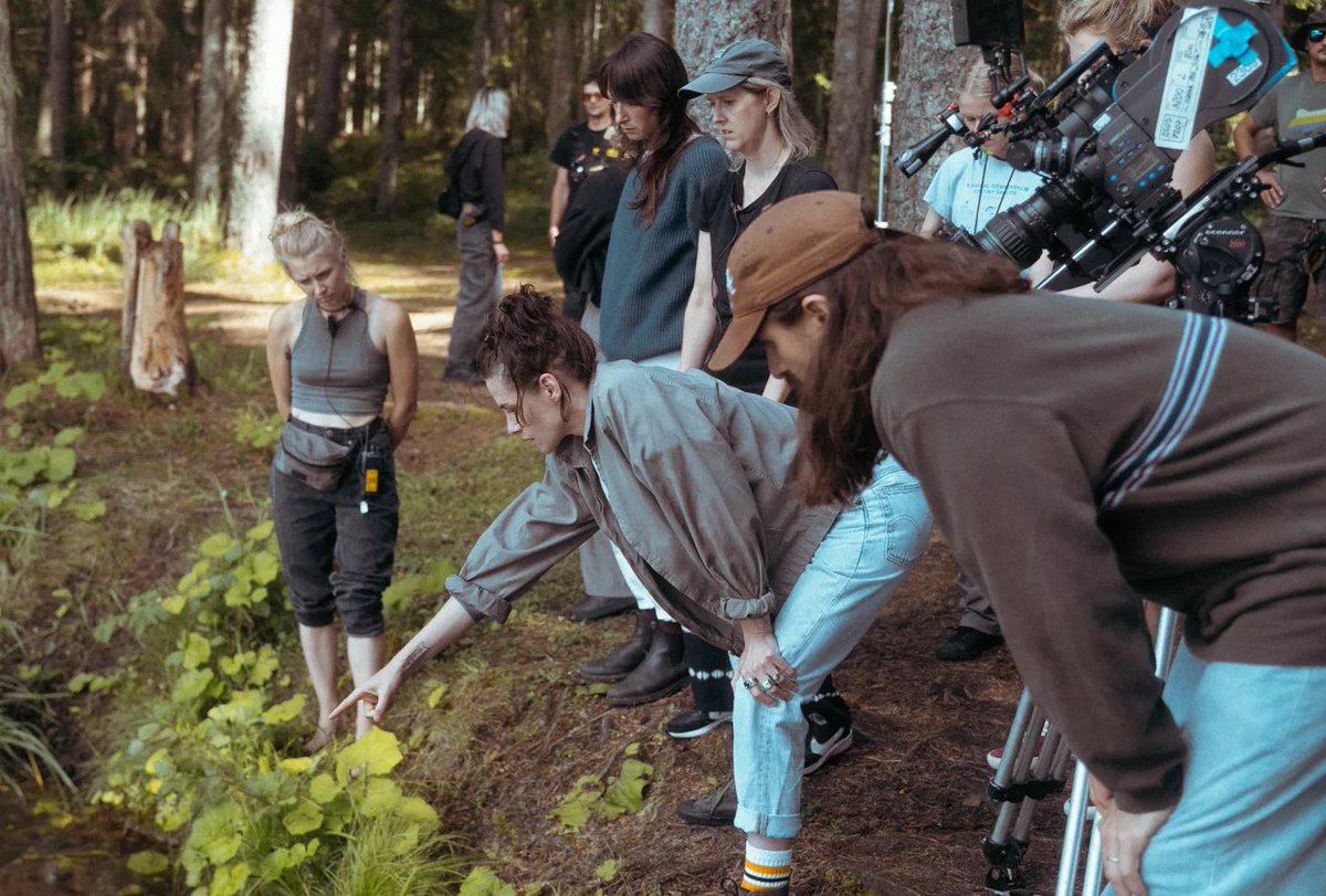 New behind the scenes look at Kristen Stewart’s directorial debut ‘THE CHRONOLOGY OF WATER’. 📷
