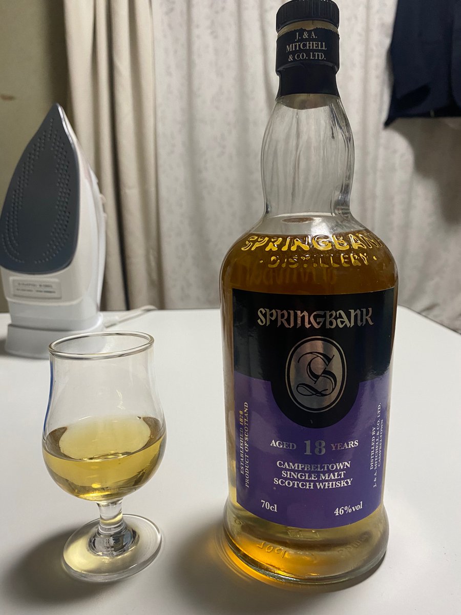 今日はスコッチウイスキーです！
スプリングバンク18年を飲んでいきます！
Nose…レモン、青リンゴ、薄い煙、奥に潮。
Palate…カスタード、パイン、強烈な旨味、塩、オイル。
Finish…ぬるりとした塩っぽさが続く。
まさにモルトの香水。凄まじい香りの複雑さに反して味わいは骨太、ああ…美味い…
