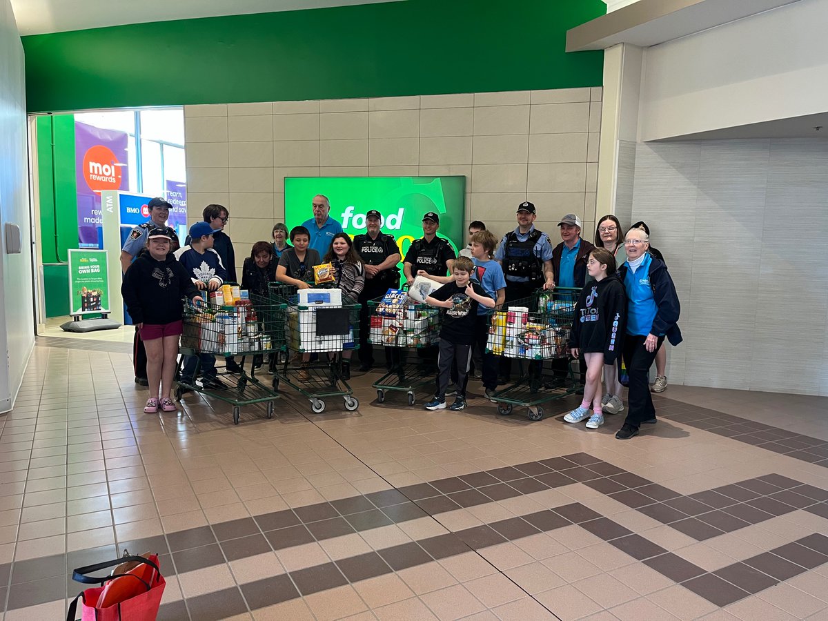 OwenSoundPolice's tweet photo. In honour of #PoliceWeekON, it’s time to #ShopWithACop!
For #PoliceWeekON, we partnered w/ Sydenham Optimists, @BluewaterDSB & Food Basics #OwenSound to raise awareness & support the Salvation Army Food Bank. Thx to Sydenham Optimists & Food Basics for their generous donations. https://t.co/BC5iQxLq7F
