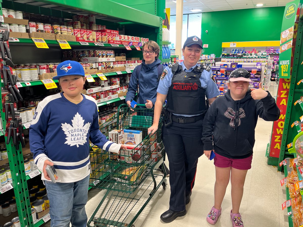 OwenSoundPolice's tweet photo. In honour of #PoliceWeekON, it’s time to #ShopWithACop!
For #PoliceWeekON, we partnered w/ Sydenham Optimists, @BluewaterDSB & Food Basics #OwenSound to raise awareness & support the Salvation Army Food Bank. Thx to Sydenham Optimists & Food Basics for their generous donations. https://t.co/BC5iQxLq7F