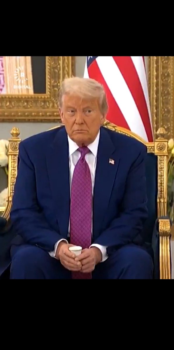 تقهو كيف العرب ماهوب كيف اليهود
حتى خلاياك ينعشها قناد العرب

كرامة الضيف لامن زار دار السعود
البن الأشقر ويقفاه الكرم والشبب

هذه عوايد هل الطاله وورث الجدود
يفطم عليها رضيع الطيبين ويشب

#هاجد العطاوي 

#ترامب_في_السعوديه