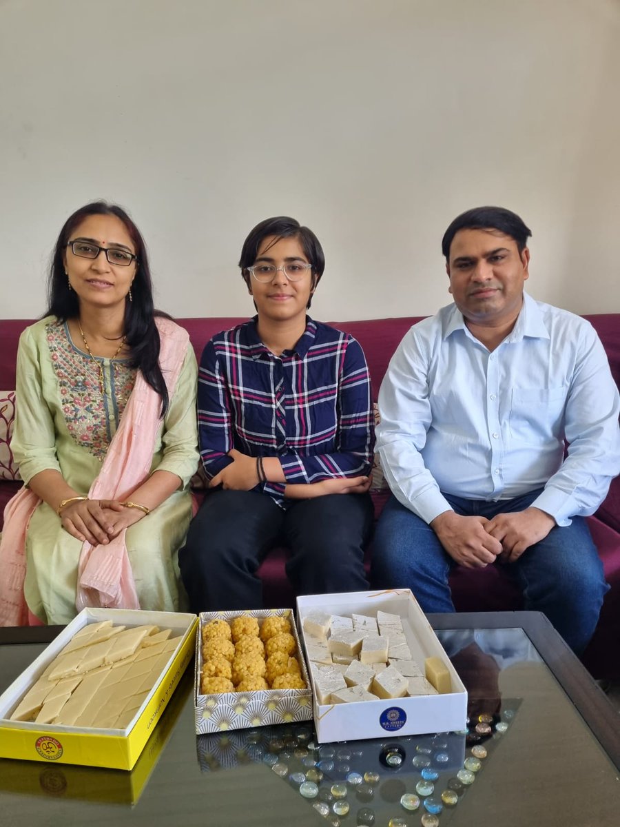 INDIA_Timeline's tweet photo. चौमूं CBSE 12 वी रिजल्ट में डॉक्टर की पुत्री को मिली सफलता चौमूं के डॉक्टर ओपी कटारिया की पुत्री हेनाक्षी सैनी को मिले 97.40% अंक परिजनों ने मिठाई खिलाकर हेनाक्षी को दी बधाई OM चाइल्ड हॉस्पिटल के डायरेक्टर हैं डॉ ओपी कटारिया छात्रा हेनाक्षी सैनी की माता सुमित्रा सैनी भी है डॉक्टर https://t.co/HMowZEzvYP