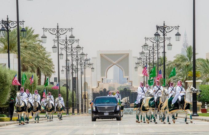 سمو #ولي_العهد يستقبل في الديوان الملكي بقصر اليمامة في الرياض فخامة رئيس الولايات المتحدة الأمريكية.

#الرئيس_الأمريكي_في_المملكة
#٩٢_عامًا_من_الشراكة_والازدهار
#TrumpInKSA