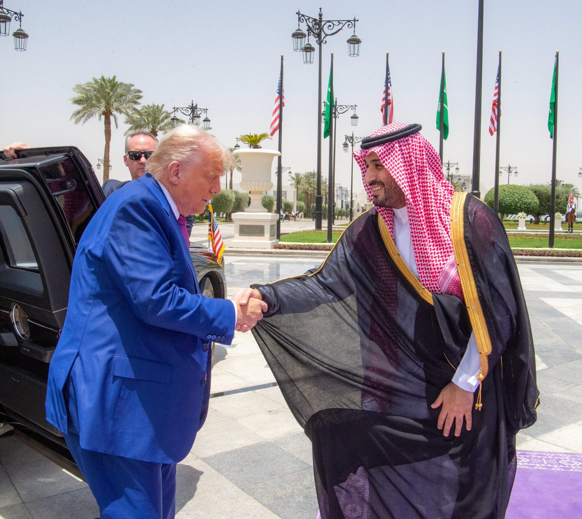 KSAMOFA's tweet photo. #الرياض | سمو #ولي_العهد⁩ يستقبل في الديوان الملكي بقصر اليمامة فخامة رئيس الولايات المتحدة الأمريكية. 🇺🇸🇸🇦  #الرئيس_الأمريكي_في_المملكة #٩٢_عامًا_من_الشراكة_والازدهار #TrumpInKSA https://t.co/rMMu6IrgA8